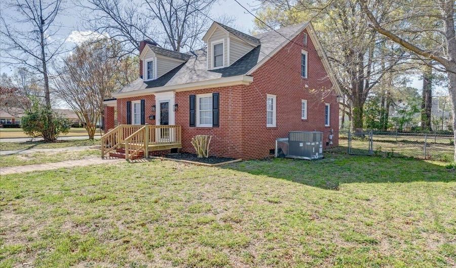 218 S West St, Ahoskie, NC 27910 - 3 Beds, 2 Bath