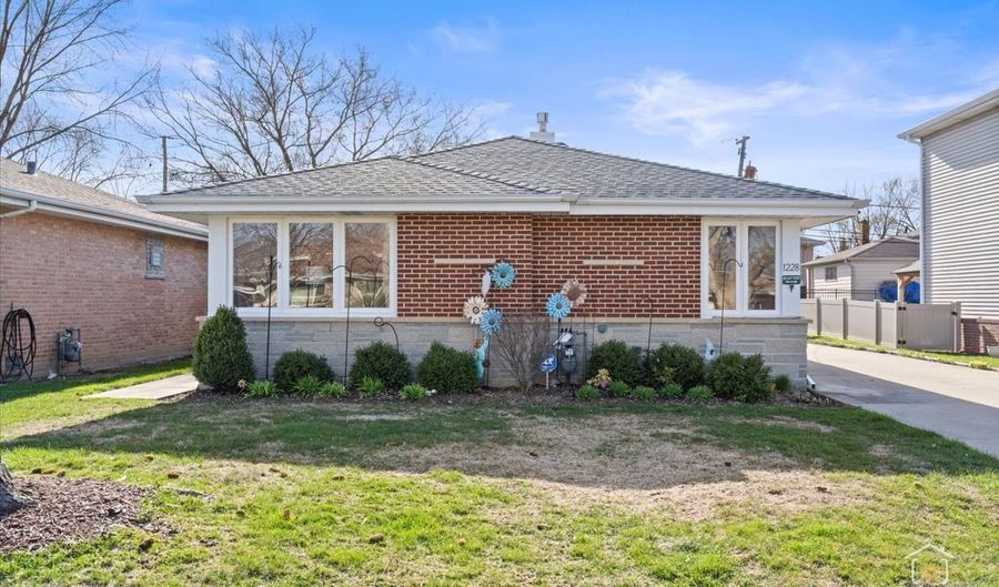 1228 S HADDOW Ave, Arlington Heights, IL 60005 - 3 Beds, 2 Bath