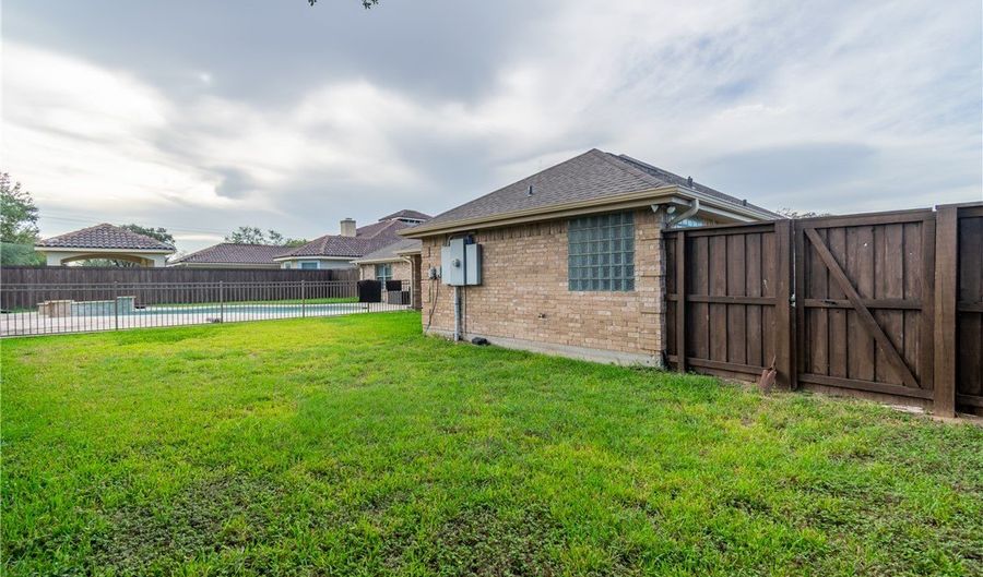 1904 Santa Rosa Dr, Alice, TX 78332 - 4 Beds, 3 Bath