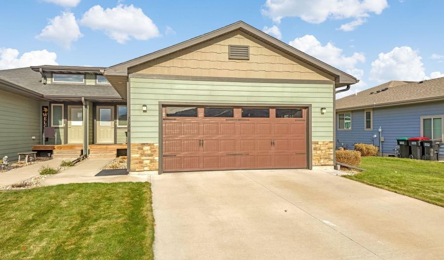 2726 E Sunburst Dr, Brandon, SD 57005 - 4 Beds, 3 Bath