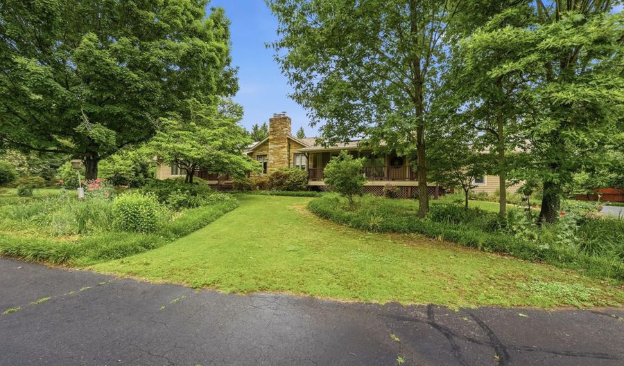 4920 BROOK HILLS Dr, Annandale, VA 22003 - 3 Beds, 3 Bath
