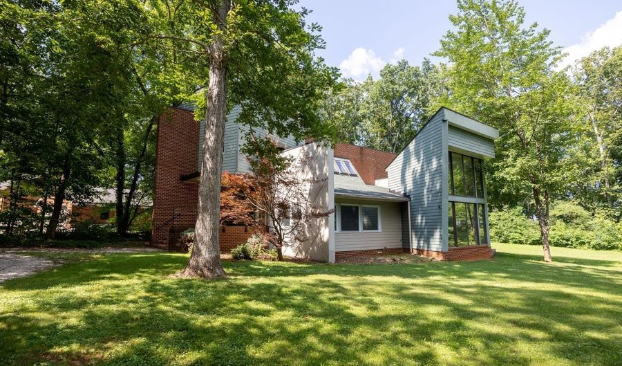 2246 Country Clb, Appomattox, VA 24522 - 3 Beds, 3 Bath