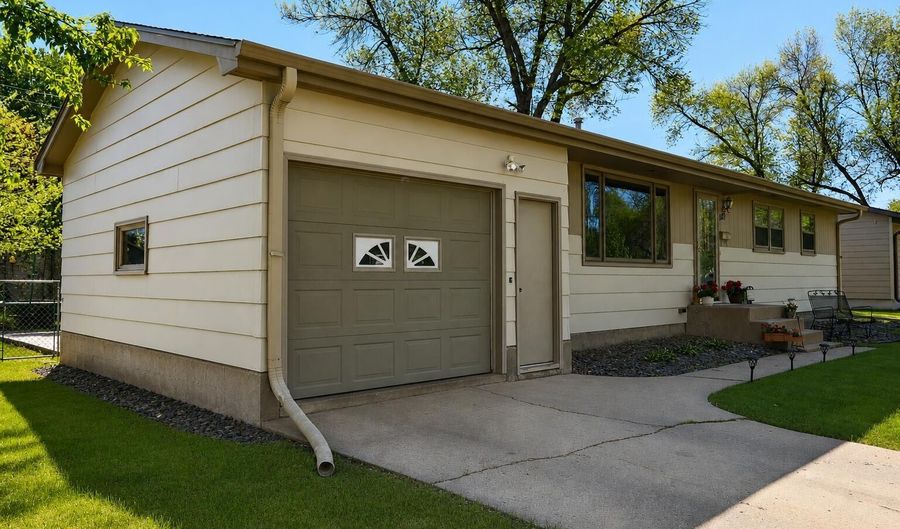 1417 S 6th St, Aberdeen, SD 57401 - 4 Beds, 2 Bath