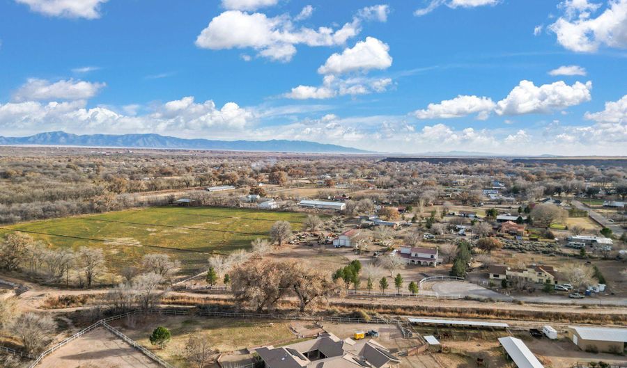 2686 Della Rd SW, Albuquerque, NM 87105 - 4 Beds, 4 Bath