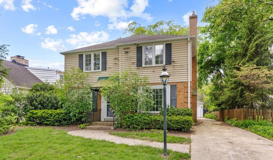 640 S Beverly Ln, Arlington Heights, IL 60005 - 4 Beds, 3 Bath