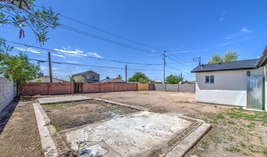 221 N TREKELL Rd, Casa Grande, AZ 85122 - 4 Beds, 2 Bath