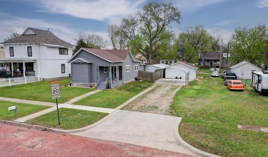 706 S B St, Arkansas City, KS 67005 - 3 Beds, 2 Bath