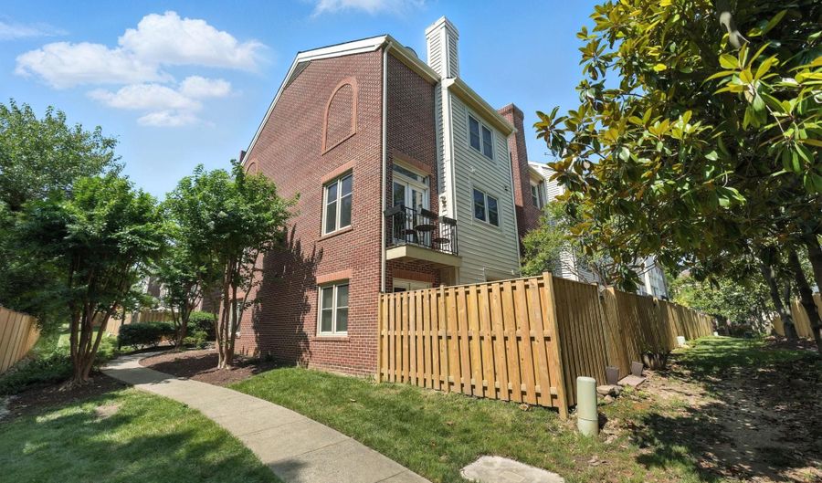 3911 COURTLAND Cir, Alexandria, VA 22305 - 4 Beds, 4 Bath