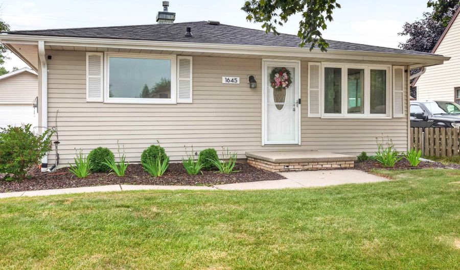1645 E ROELAND Ave, Appleton, WI 54915 - 3 Beds, 2 Bath