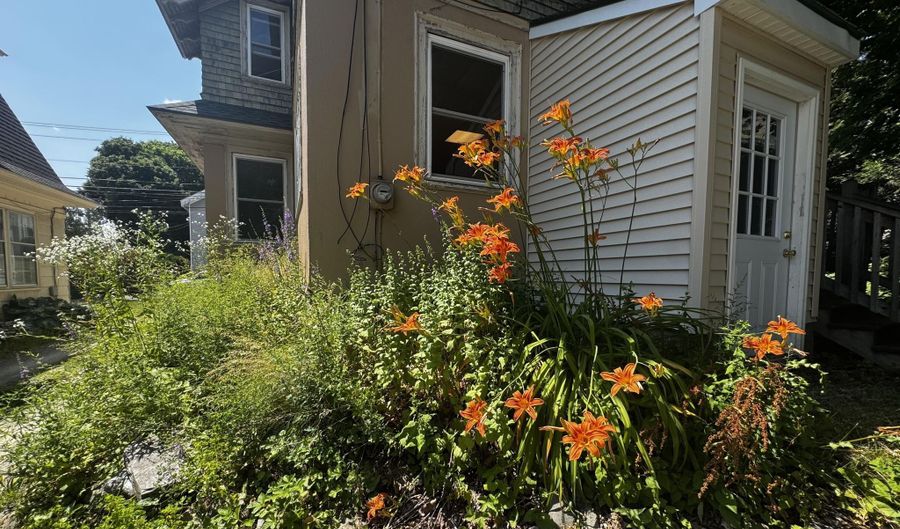 215 French St, Bangor, ME 04401 - 4 Beds, 2 Bath