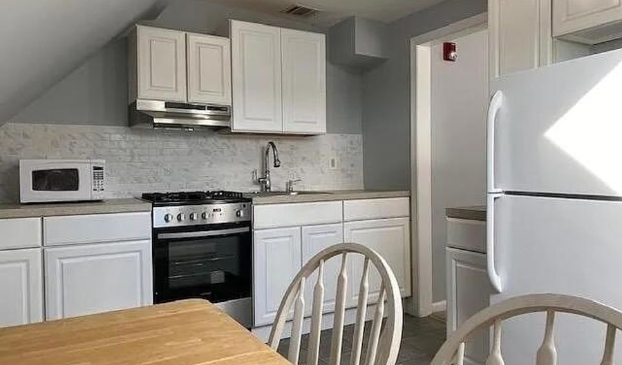 512 Main Ave #3, Bay Head, NJ 08742 - 1 Beds, 1 Bath
