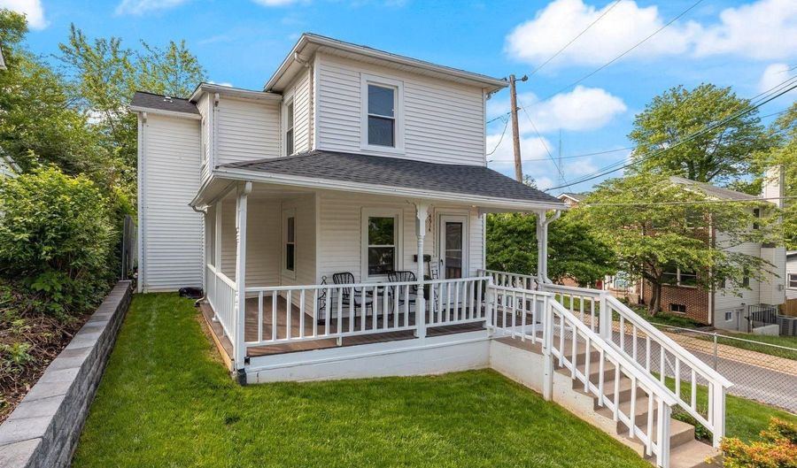 4914 22ND St N, Arlington, VA 22207 - 2 Beds, 3 Bath