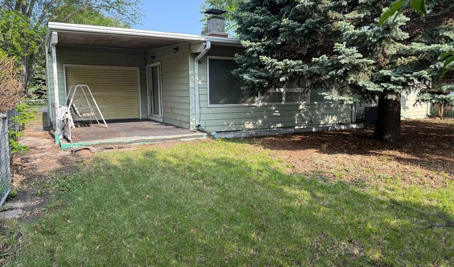606 N Maple St, Ainsworth, NE 69210 - 3 Beds, 2 Bath