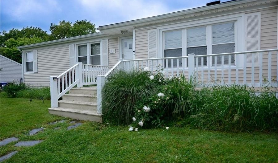 44 Dudley Ave, Newport, RI 02840 - 3 Beds, 2 Bath