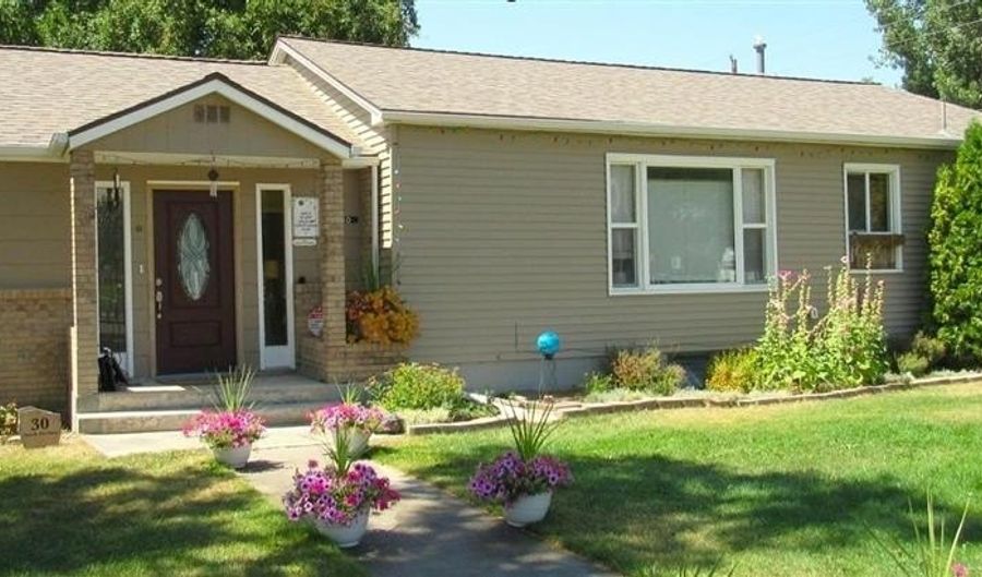 30 N Division St, Cowley, WY 82420 - 3 Beds, 2 Bath