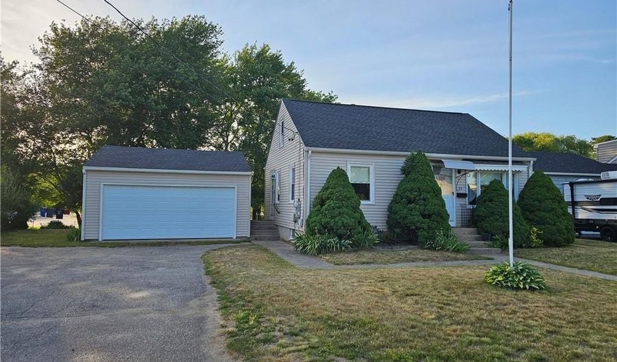 27 Clifton Ave, Coventry, RI 02816 - 3 Beds, 1 Bath