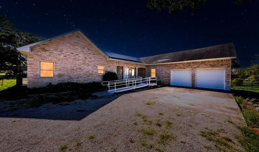 819 EVENING SHADE Dr, Adkins, TX 78101 - 5 Beds, 2 Bath