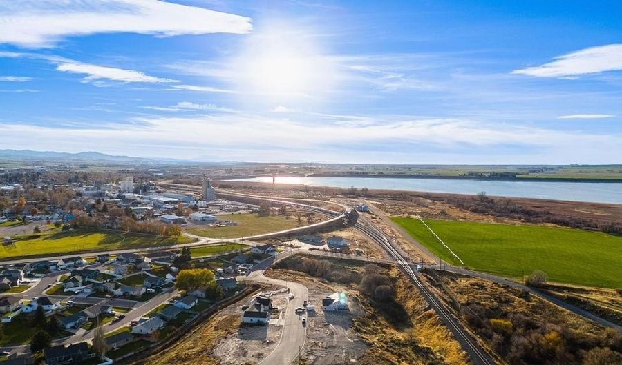 328 Lakeview Blvd, American Falls, ID 83211 - 3 Beds, 2 Bath