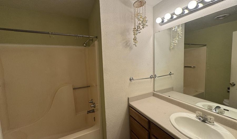 617 N KIRBY St, Bloomfield, NM 87413 - 4 Beds, 1 Bath