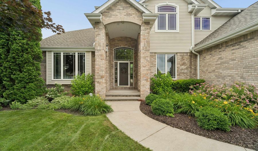 2917 E FALLCREEK Ln, Appleton, WI 54913 - 5 Beds, 4 Bath