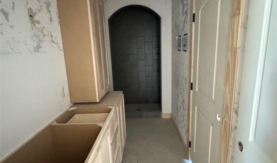 9401 Far Hills Ct, Edmond, OK 73034 - 4 Beds, 6 Bath