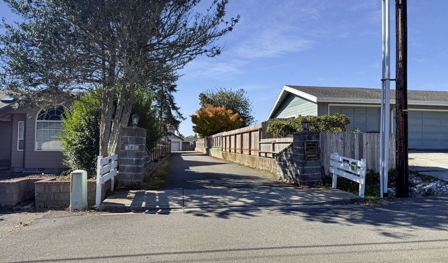 731 3RD St Unit C / 3 C / 3, Brookings, OR 97415 - 3 Beds, 2 Bath