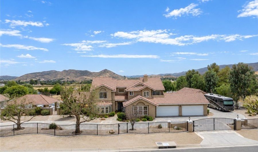 34901 Sweetwater Dr, Agua Dulce, CA 91390 - 5 Beds, 6 Bath