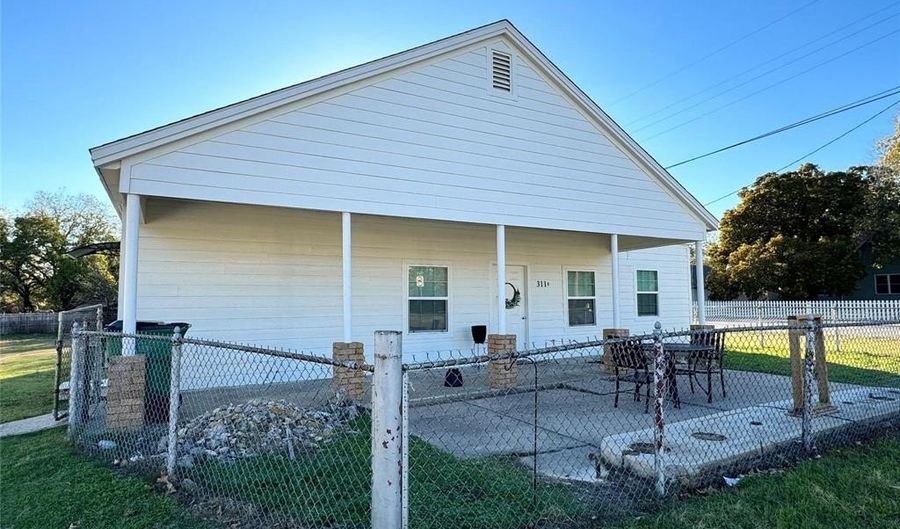 311 W Franklin St, Alvord, TX 76225 - 3 Beds, 2 Bath