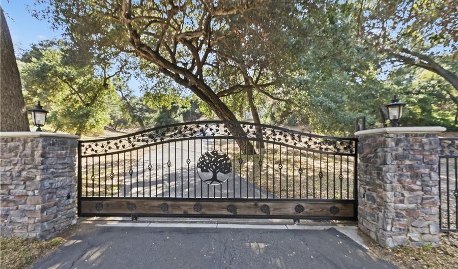707 S Live Oak Park Rd, Fallbrook, CA 92028 - 4 Beds, 4 Bath