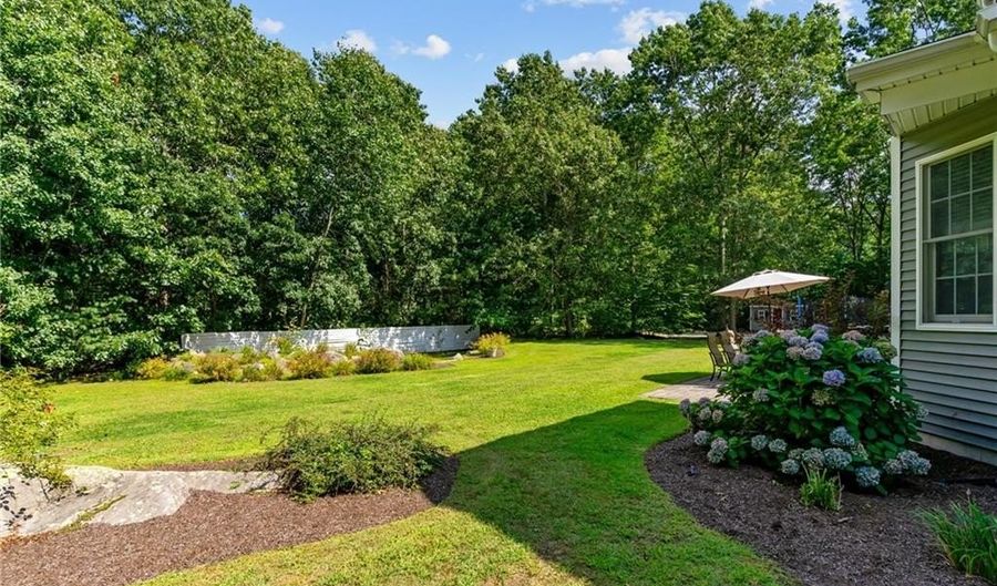 10 Lantern Brook Dr, Lincoln, RI 02865 - 4 Beds, 3 Bath