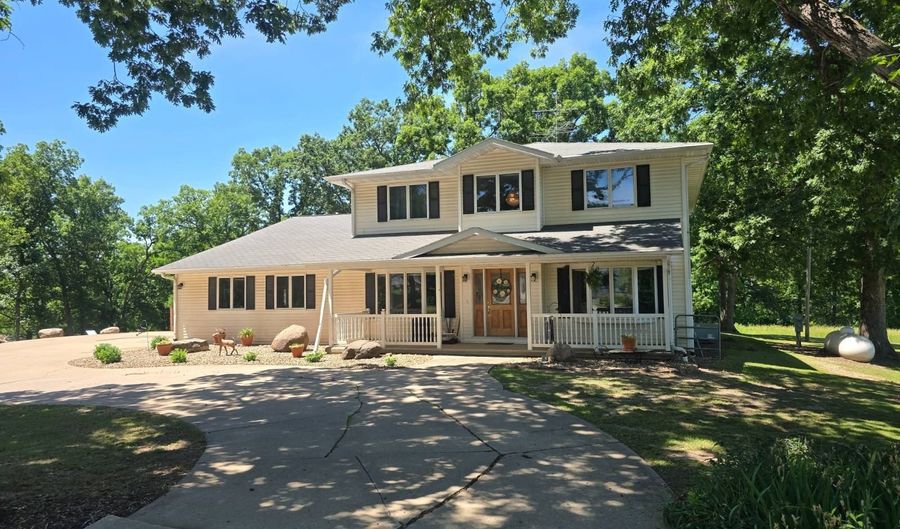 1537 270th St, Argyle, IA 52619 - 4 Beds, 3 Bath