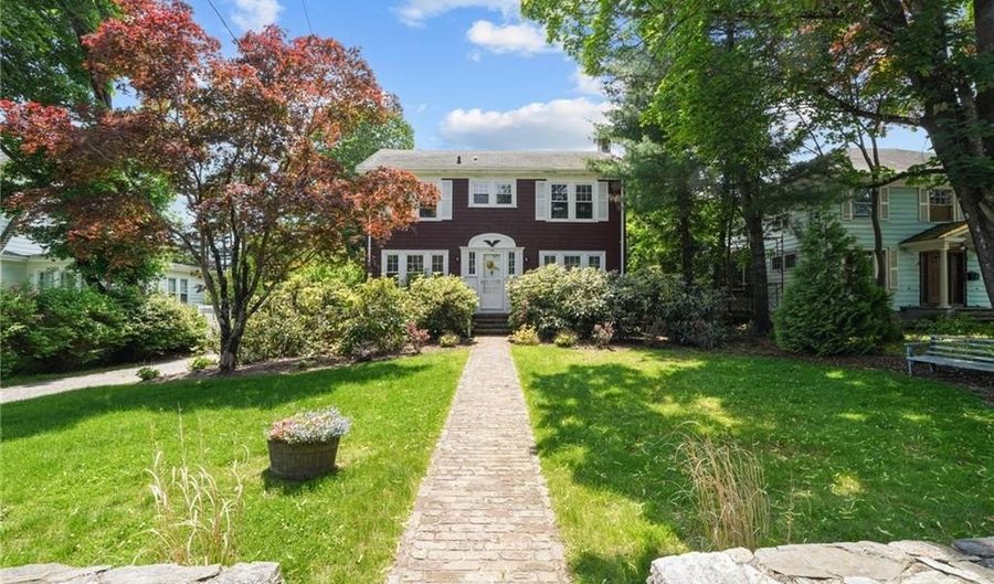 112 County Rd, Barrington, RI 02806 - 4 Beds, 3 Bath