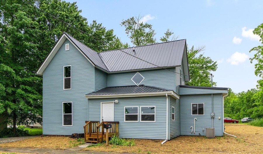 313 S Oak St, Albion, IN 46701 - 3 Beds, 2 Bath