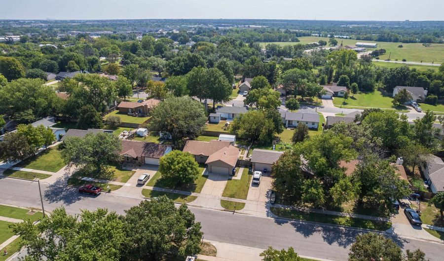 5635 E 39th St N, Bel Aire, KS 67220 - 3 Beds, 2 Bath