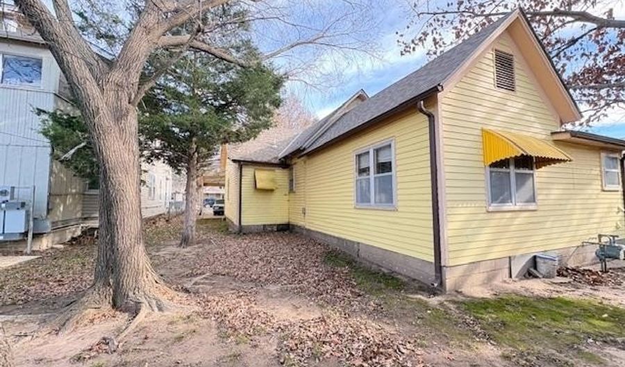 413 N 5th St, Arkansas City, KS 67005 - 3 Beds, 2 Bath
