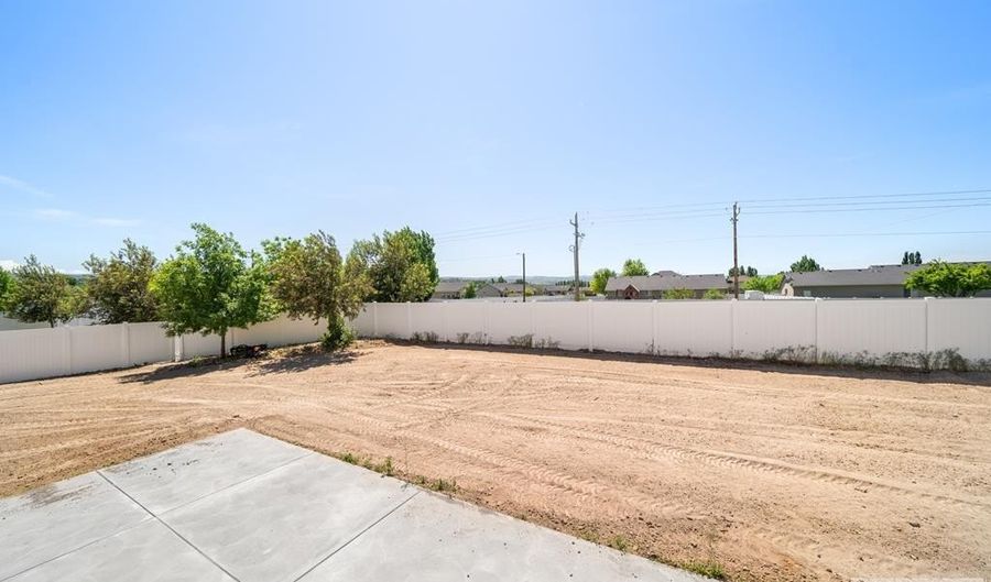 4880 S Rocky Mountain Dr, Ammon, ID 83406 - 6 Beds, 3 Bath