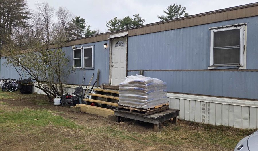 94 Sunset Cir, Campton, NH 03223 - 3 Beds, 1 Bath