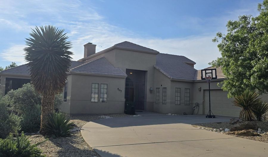 507 Oakwood Pl, Carlsbad, NM 88220 - 5 Beds, 3 Bath