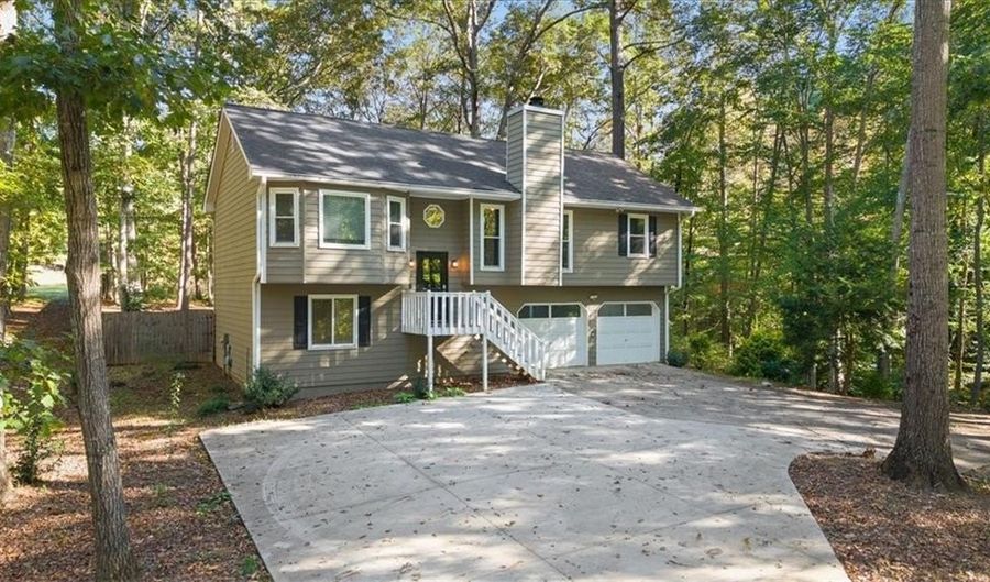 1528 Oakleaf Dr, Auburn, GA 30011 - 3 Beds, 3 Bath