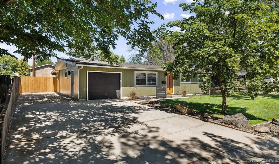 4004 W Pasadena Dr, Boise, ID 83705 - 4 Beds, 3 Bath