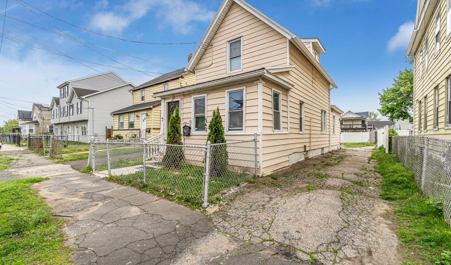 240 Eagle St, Bridgeport, CT 06607 - 2 Beds, 1 Bath