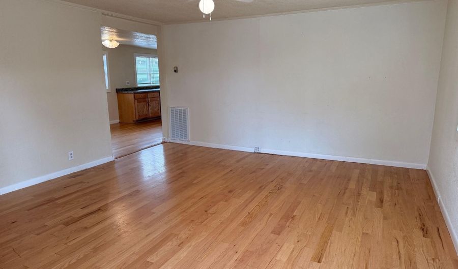 447 N Washington St, Casper, WY 82601 - 3 Beds, 1 Bath