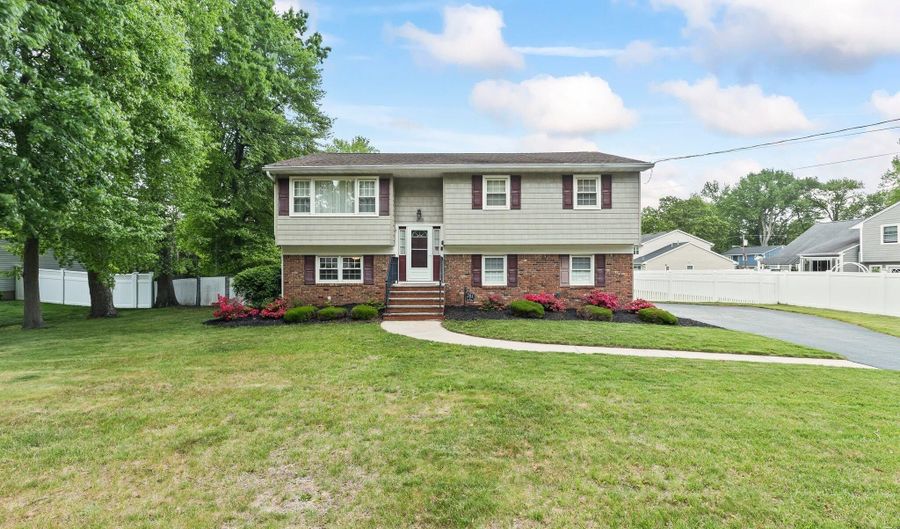 203 Tanglewood Ct, Middletown, NJ 07748 - 4 Beds, 3 Bath