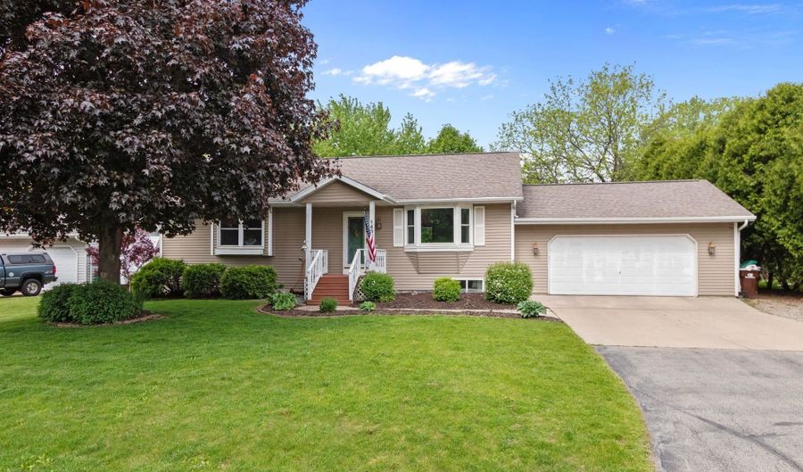 1433 W ROSELAWN Dr, Appleton, WI 54914 - 4 Beds, 3 Bath