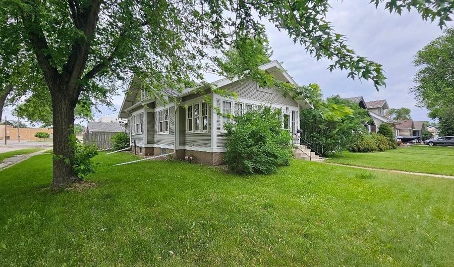901 N 1ST St, Aberdeen, SD 57401 - 4 Beds, 2 Bath