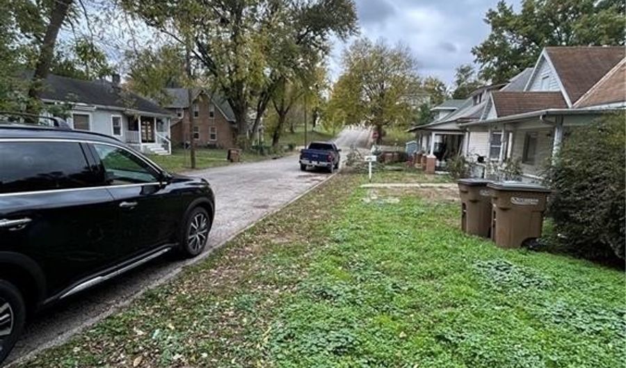 609 R St, Atchison, KS 66002 - 3 Beds, 2 Bath