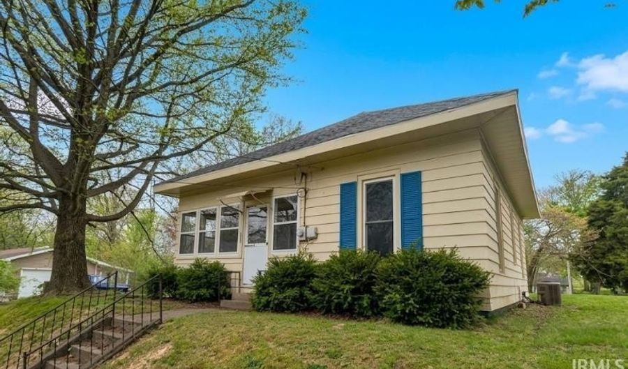 322 W 8th St, Bicknell, IN 47512 - 2 Beds, 1 Bath