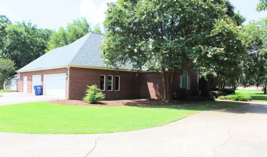 261 HILLDALE Rd, Anniston, AL 36207 - 4 Beds, 5 Bath