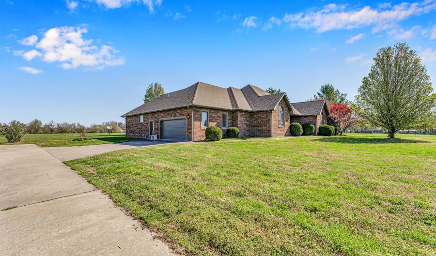 24370 Lawrence 2210, Aurora, MO 65605 - 3 Beds, 3 Bath