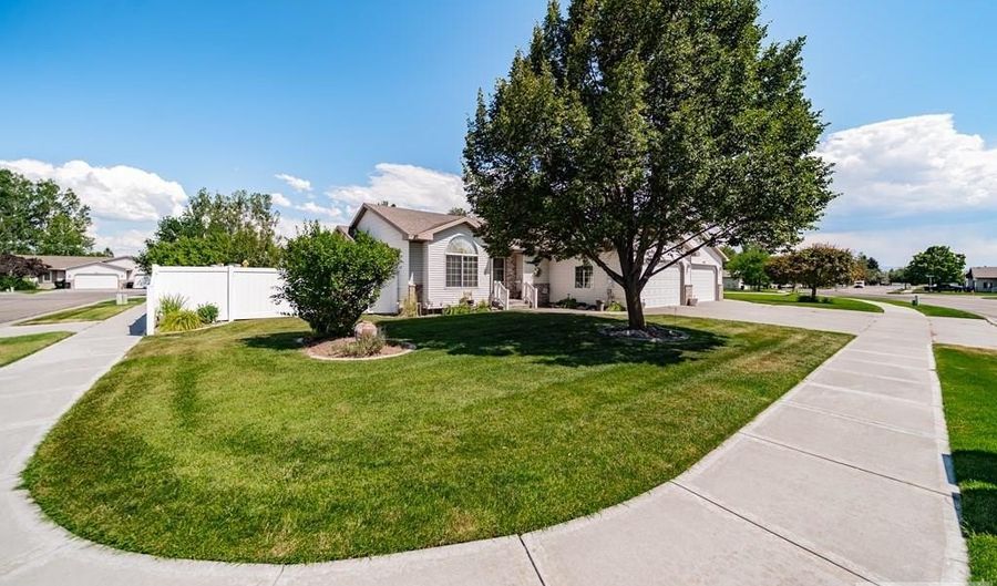 1459 S Windsor Dr, Ammon, ID 83406 - 3 Beds, 3 Bath